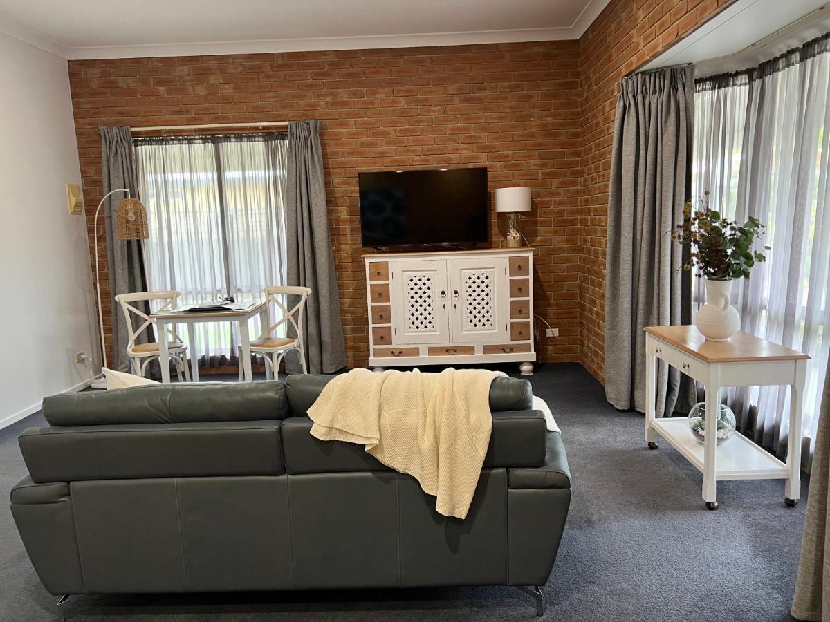 Coastal Waters Motor Inn Lakes Entrance Exterior photo